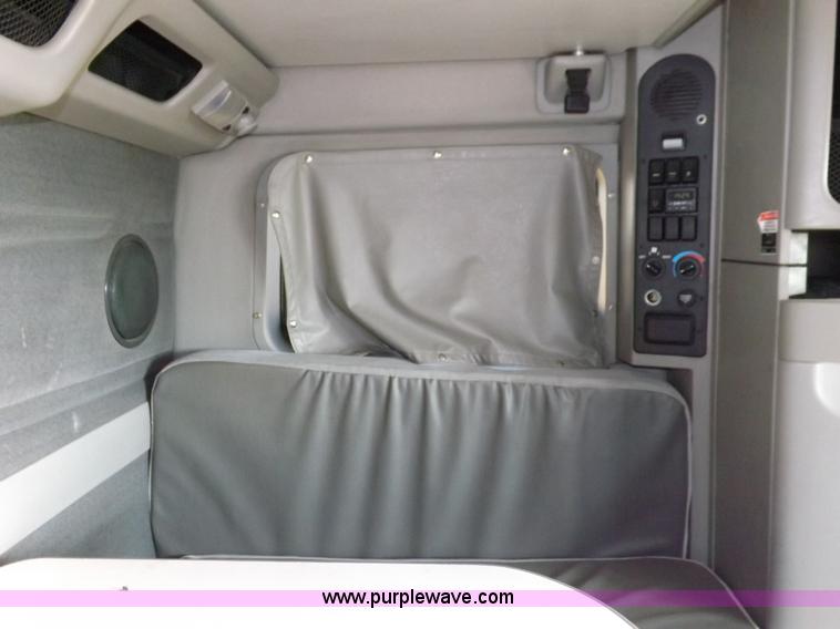 image for item H7183 2003 Volvo VNL semi truck