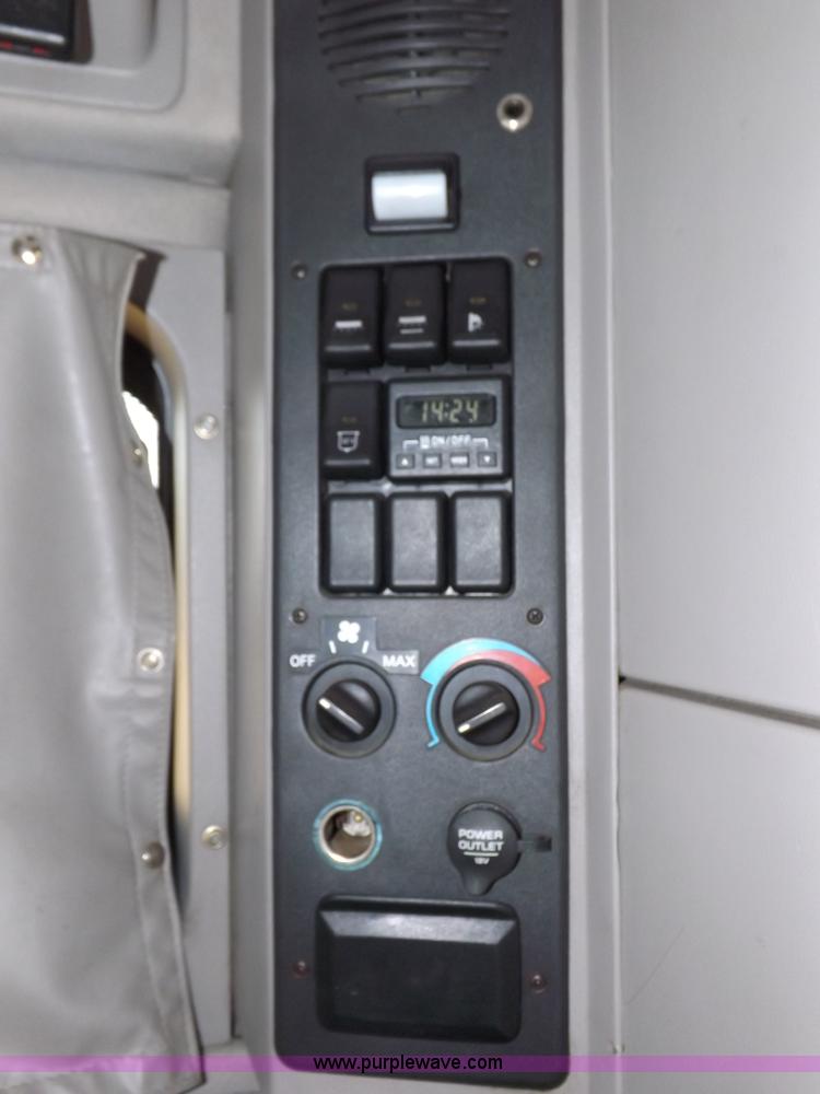 image for item H7183 2003 Volvo VNL semi truck