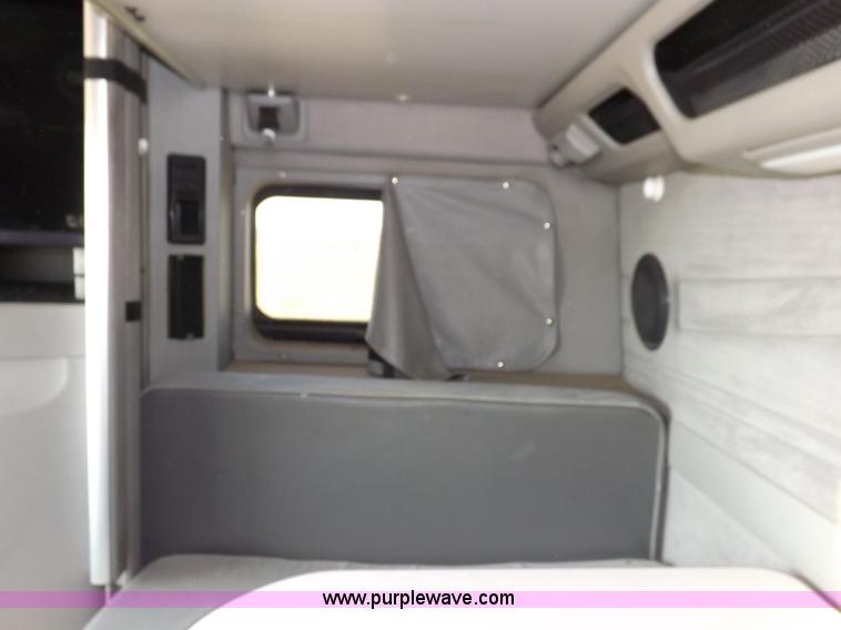 image for item H7183 2003 Volvo VNL semi truck