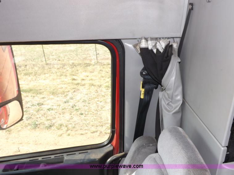 image for item H7183 2003 Volvo VNL semi truck