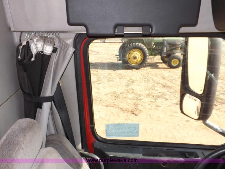 image for item H7183 2003 Volvo VNL semi truck