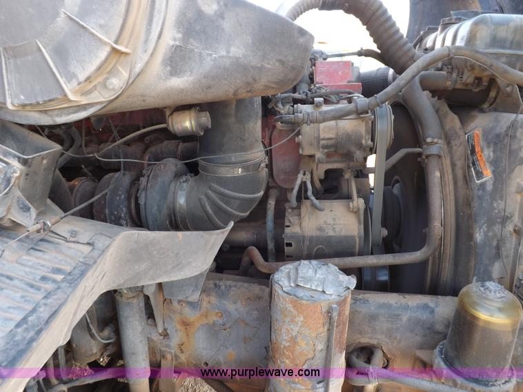 image for item H7183 2003 Volvo VNL semi truck