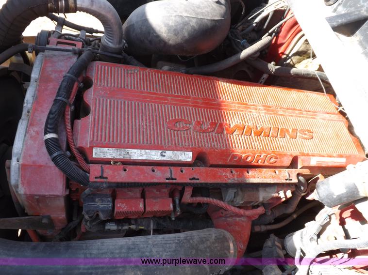 image for item H7183 2003 Volvo VNL semi truck