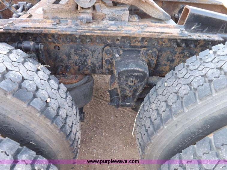 image for item H7183 2003 Volvo VNL semi truck