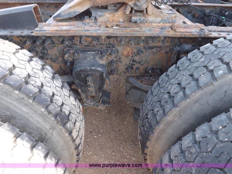 image for item H7183 2003 Volvo VNL semi truck