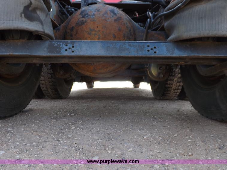 image for item H7183 2003 Volvo VNL semi truck