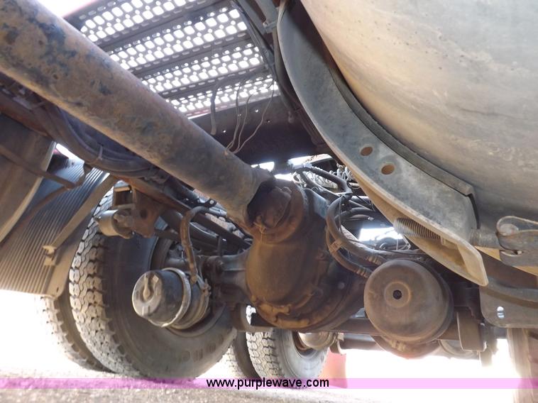 image for item H7183 2003 Volvo VNL semi truck