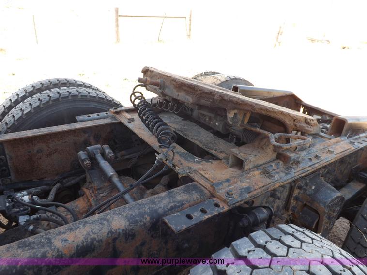 image for item H7183 2003 Volvo VNL semi truck