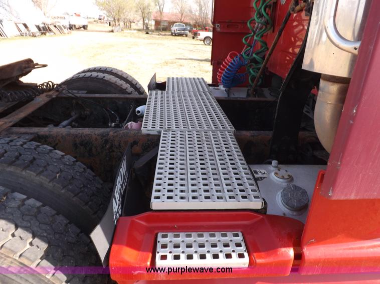 image for item H7183 2003 Volvo VNL semi truck