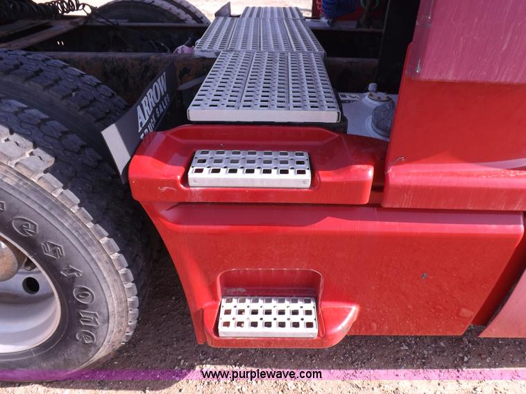 image for item H7183 2003 Volvo VNL semi truck