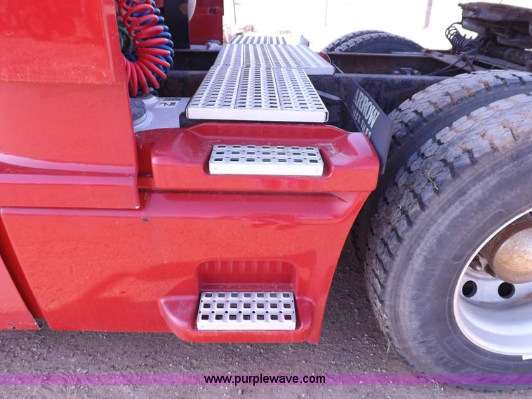 image for item H7183 2003 Volvo VNL semi truck