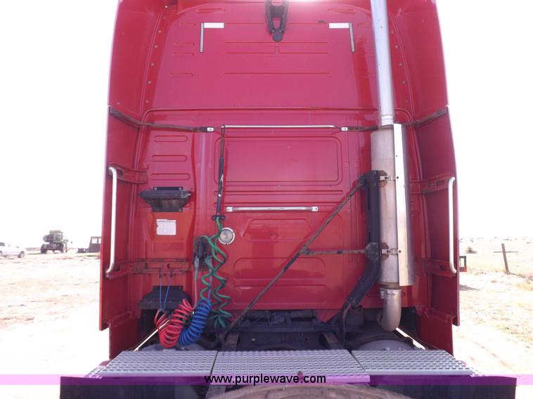 image for item H7183 2003 Volvo VNL semi truck