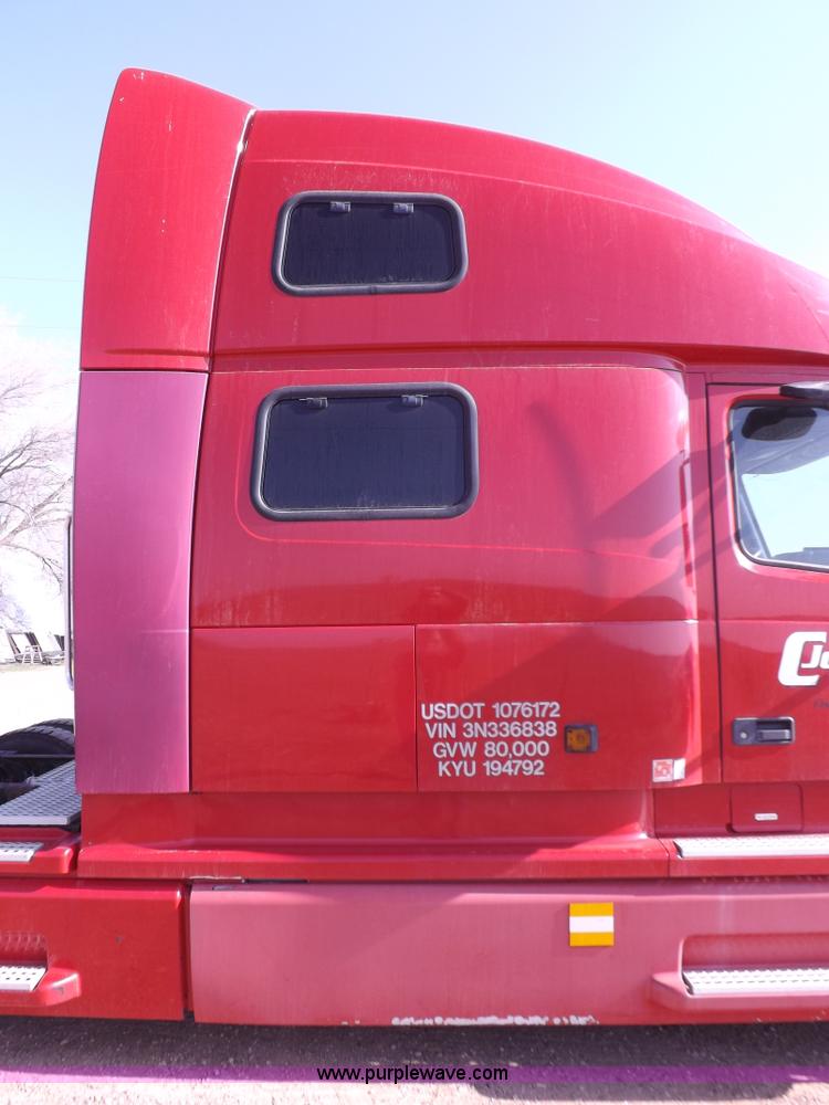 image for item H7183 2003 Volvo VNL semi truck