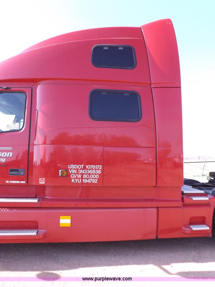 image for item H7183 2003 Volvo VNL semi truck