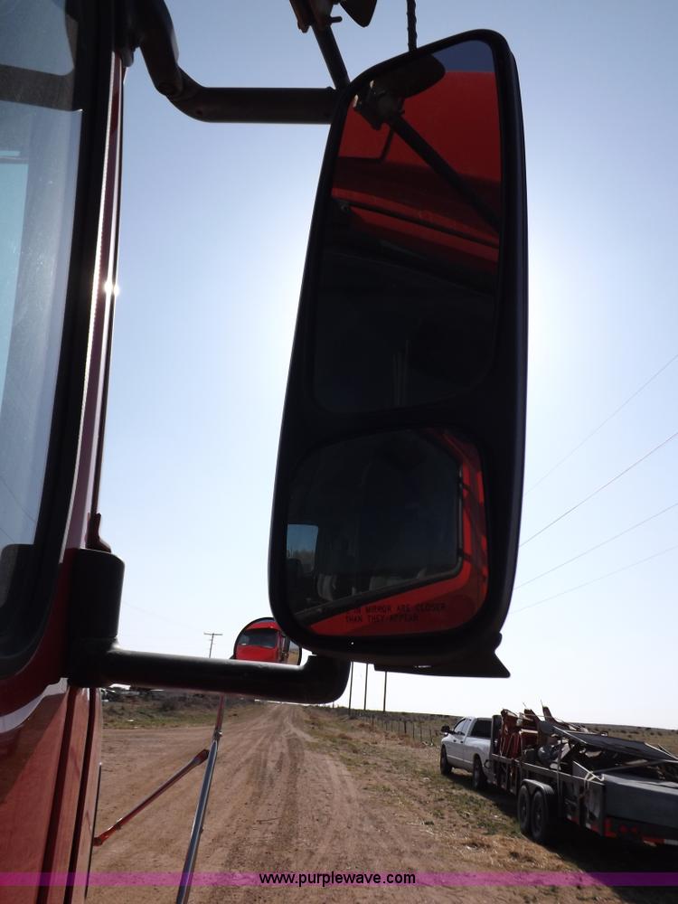 image for item H7183 2003 Volvo VNL semi truck