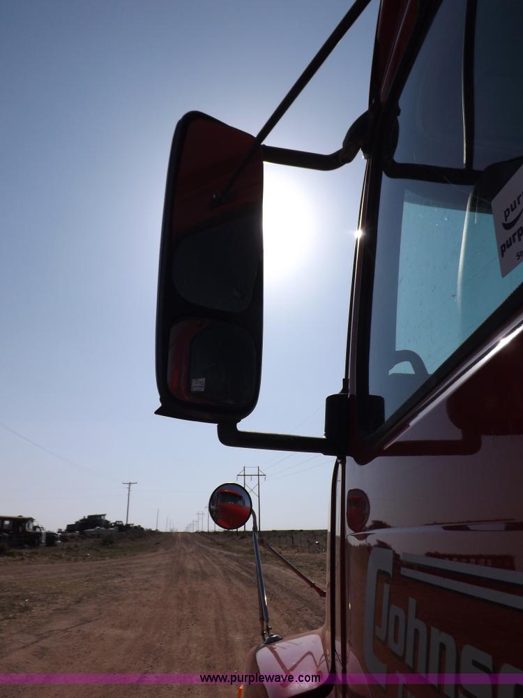 image for item H7183 2003 Volvo VNL semi truck