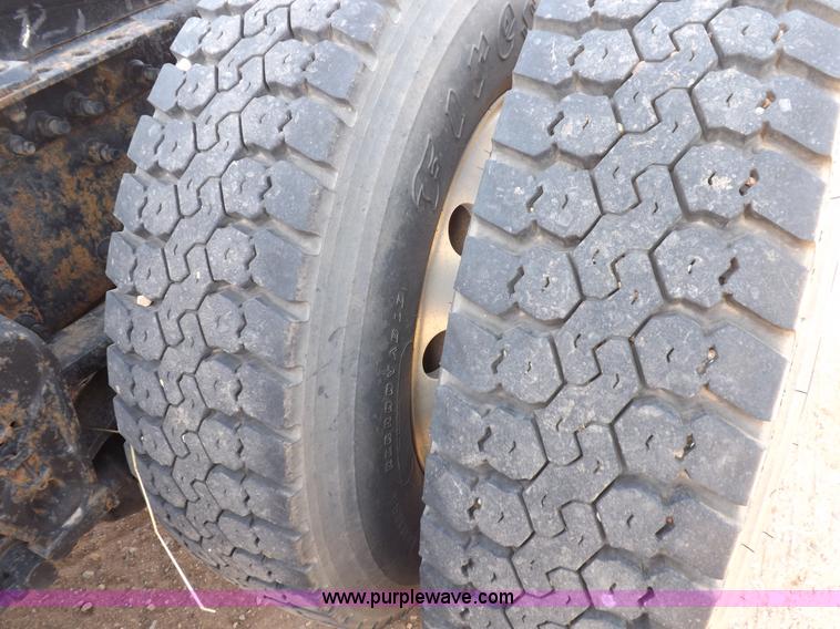 image for item H7183 2003 Volvo VNL semi truck