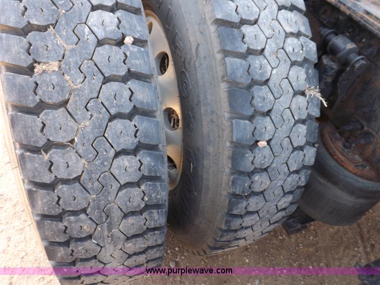 image for item H7183 2003 Volvo VNL semi truck