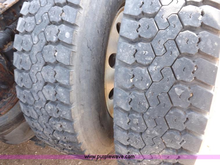 image for item H7183 2003 Volvo VNL semi truck