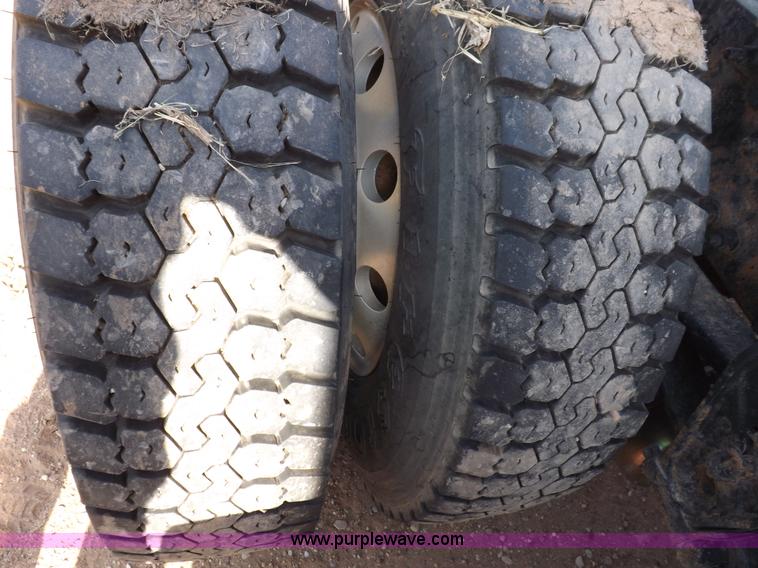 image for item H7183 2003 Volvo VNL semi truck