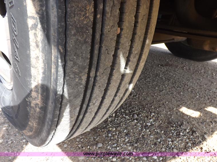 image for item H7183 2003 Volvo VNL semi truck