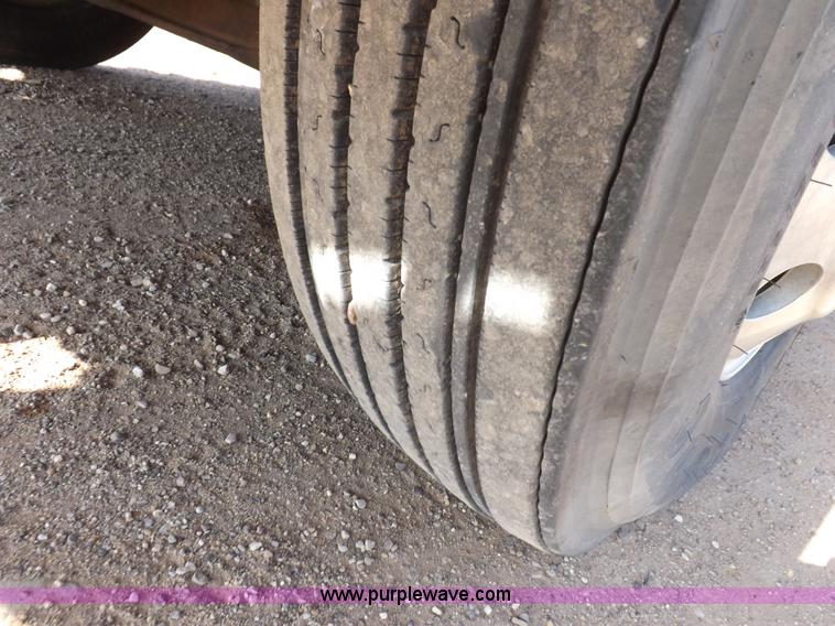 image for item H7183 2003 Volvo VNL semi truck