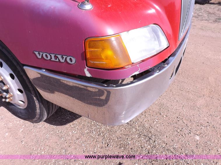 image for item H7183 2003 Volvo VNL semi truck
