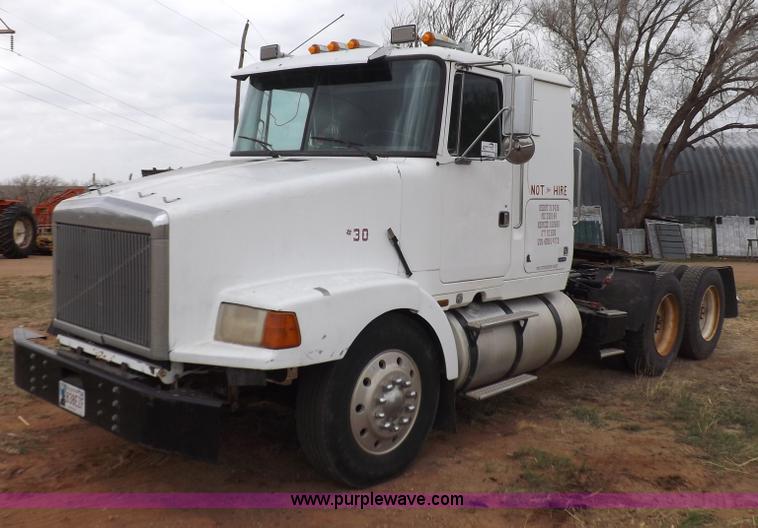 image for item H7185 1989 Volvo WIA semi truck