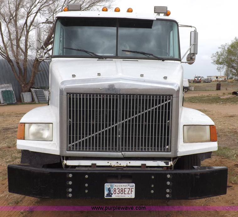 image for item H7185 1989 Volvo WIA semi truck