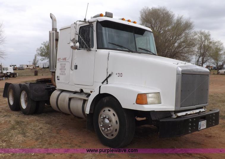 image for item H7185 1989 Volvo WIA semi truck