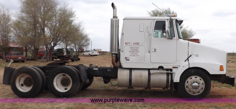 image for item H7185 1989 Volvo WIA semi truck