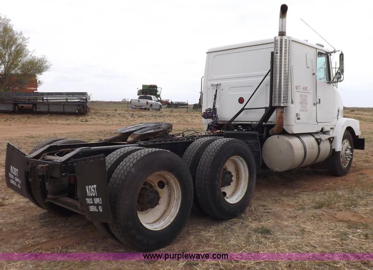 image for item H7185 1989 Volvo WIA semi truck