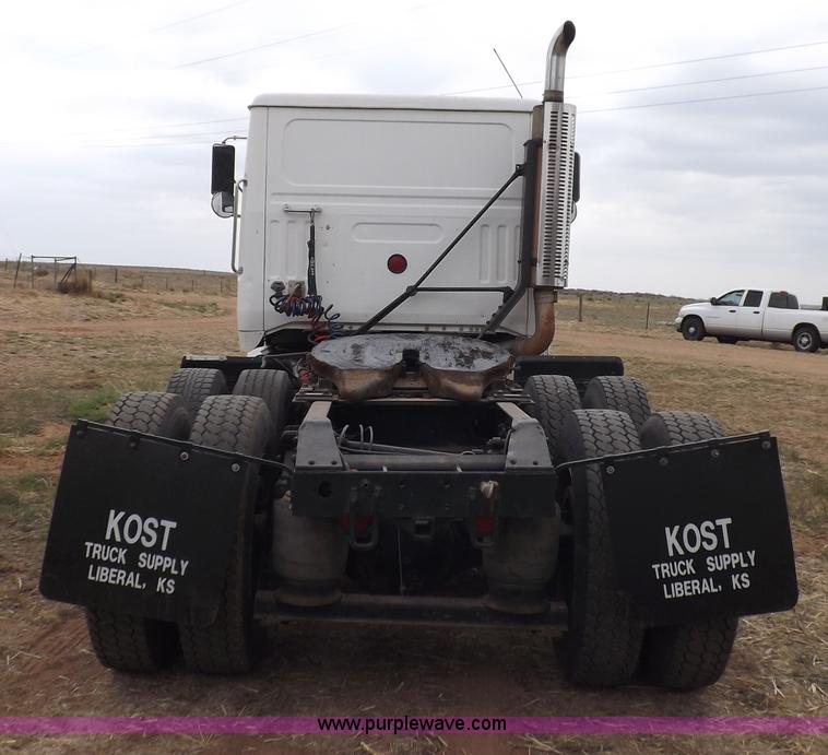 image for item H7185 1989 Volvo WIA semi truck