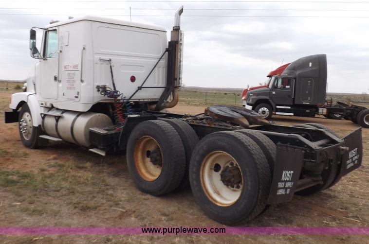 image for item H7185 1989 Volvo WIA semi truck