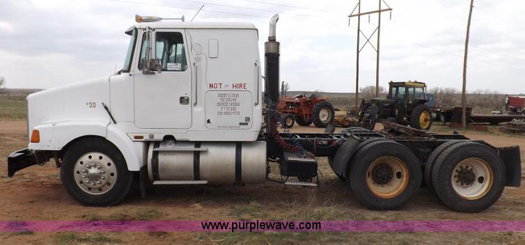 image for item H7185 1989 Volvo WIA semi truck