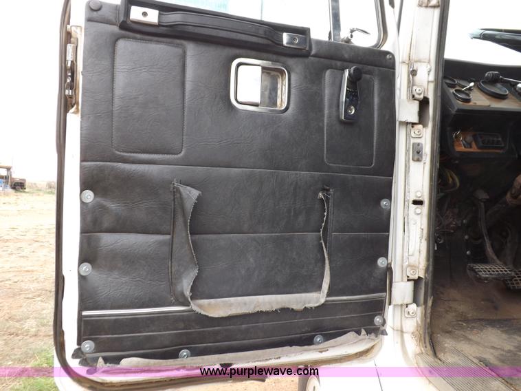 image for item H7185 1989 Volvo WIA semi truck