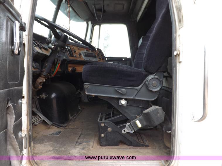 image for item H7185 1989 Volvo WIA semi truck