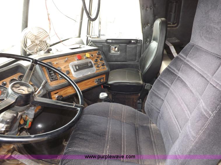 image for item H7185 1989 Volvo WIA semi truck