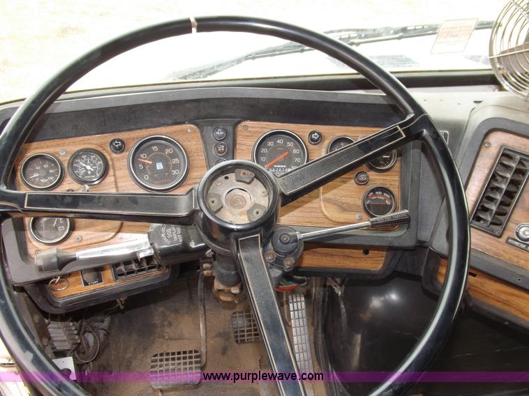 image for item H7185 1989 Volvo WIA semi truck