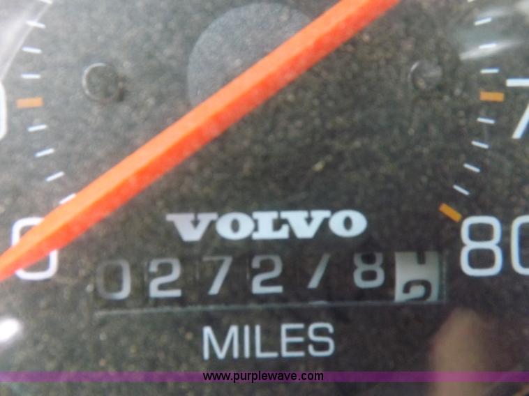 image for item H7185 1989 Volvo WIA semi truck