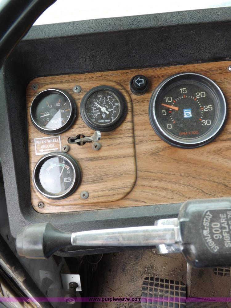 image for item H7185 1989 Volvo WIA semi truck