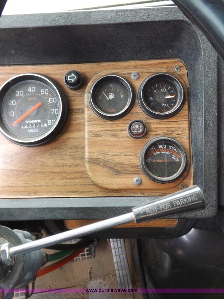 image for item H7185 1989 Volvo WIA semi truck