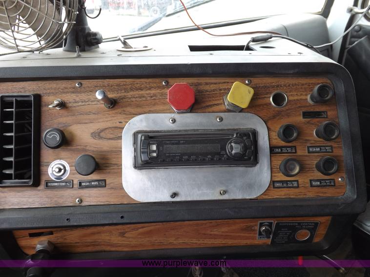 image for item H7185 1989 Volvo WIA semi truck