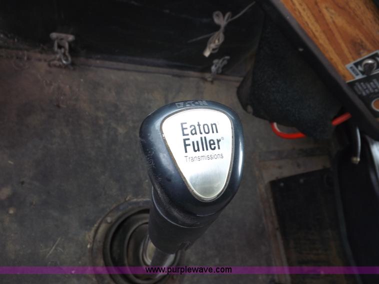 image for item H7185 1989 Volvo WIA semi truck