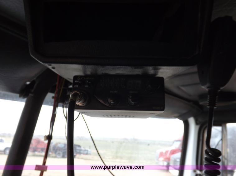 image for item H7185 1989 Volvo WIA semi truck