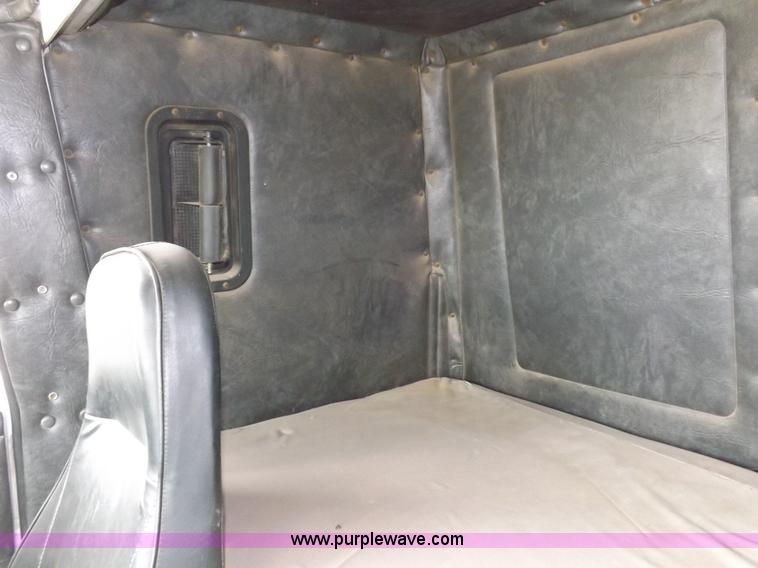 image for item H7185 1989 Volvo WIA semi truck