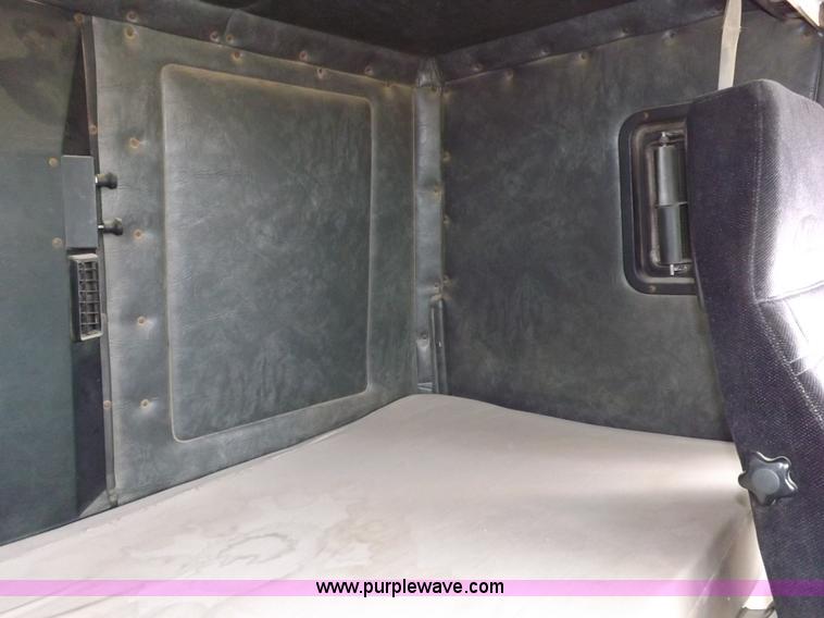 image for item H7185 1989 Volvo WIA semi truck