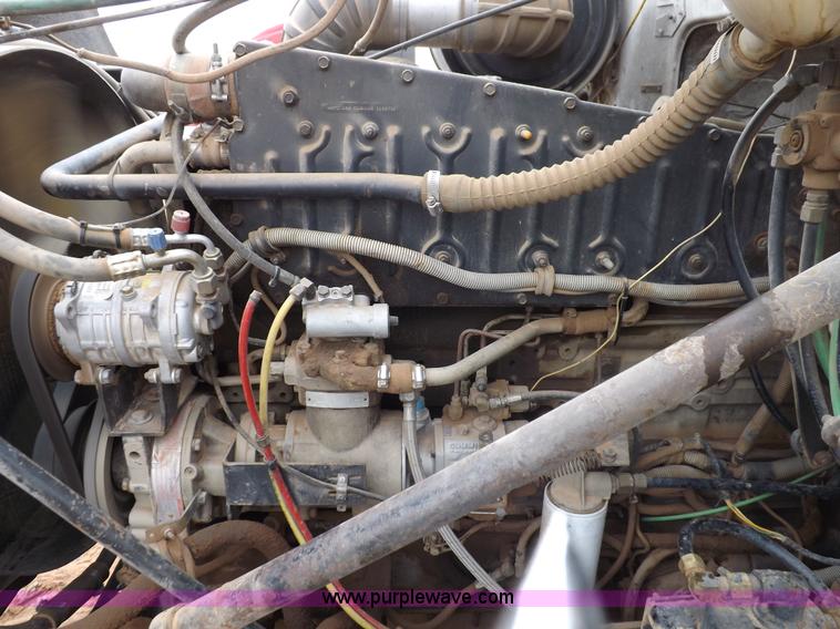 image for item H7185 1989 Volvo WIA semi truck