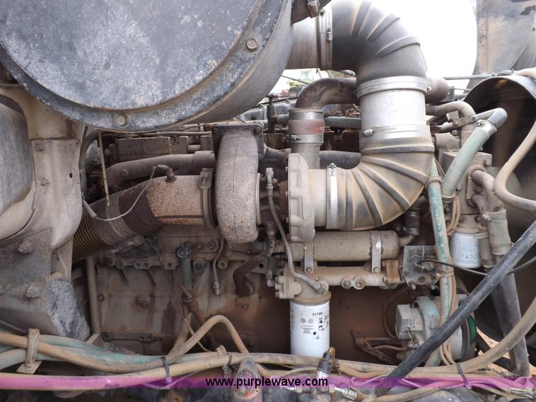 image for item H7185 1989 Volvo WIA semi truck