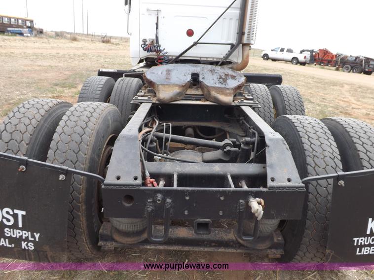 image for item H7185 1989 Volvo WIA semi truck